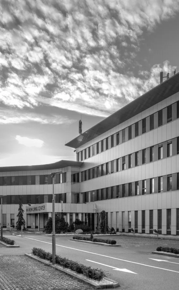 ruční pokládka dlaždic na podlahu se zarážkami a hladítkem